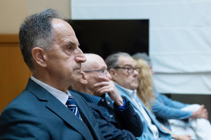 Archivo - El librero Pedro Varela (1i) y cuatro responsables más de la Librería Europa, durante un juicio, en la Audiencia de Barcelona, a 14 de mayo de 2024, en Barcelona, Catalunya (España). La Federación de Comunidades Judías de España y el Movimient