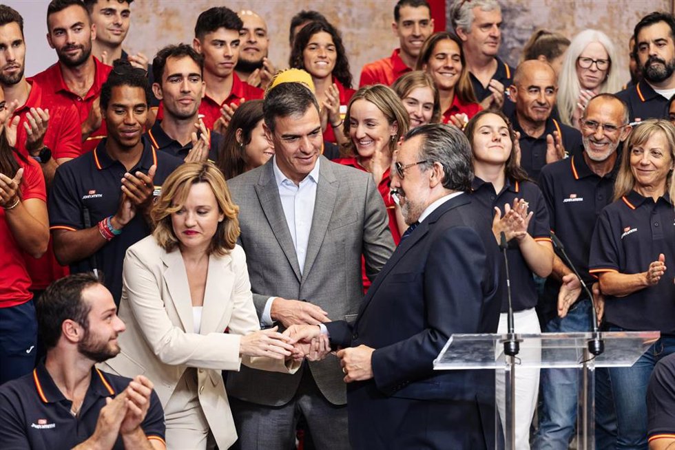 Archivo - (I-D) La ministra de Educación, Formación Profesional y Deportes, Pilar Alegría; el presidente del Gobierno, Pedro Sánchez, y el presidente del Comité Paralímpico Español y presidente de la ONCE, Miguel Carballeda, durante la recepción que Sán