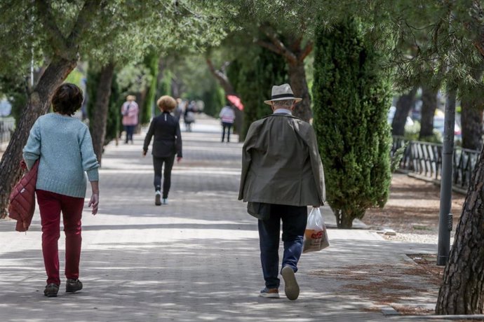 Archivo - Un anciano en un parque de Madrid. 