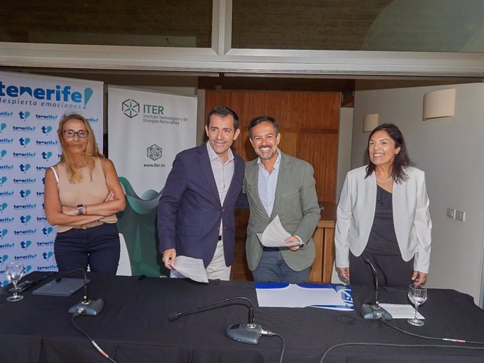 El consejero de Innovación del Cabildo de Tenerife, Juan José Martínez y el vicepresidente del Cabildo, Lope Afonso (en el centro), en la firma de un convenio sobre competitividad