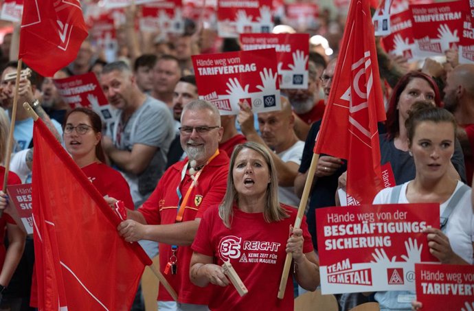 05 September 2024, Saxony, Zwickau: The workforce at the Volkswagen plant in Zwickau takes a stand against the Board of Management's cost-cutting plans with loud protests, shortly before the start of the works meeting. 