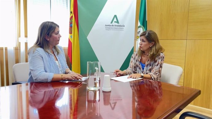 La delegada territorial de Salud y Consumo de la Junta de Andalucía en Córdoba, María Jesús Botella, se reúne con la presidenta de la Asociación para la Diabetes de Córdoba (Adicor), Claudia Medina.