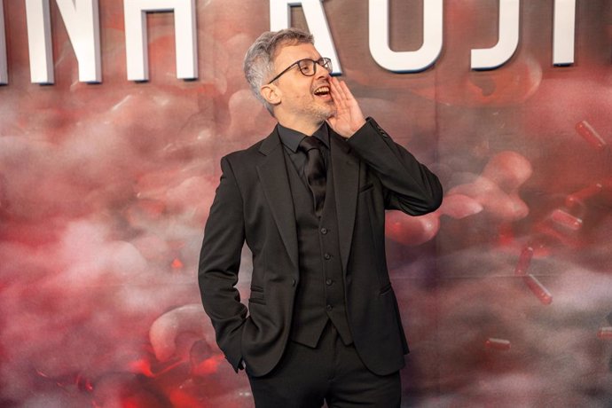 Archivo - El escritor de la saga Reina Roja, Juan Gómez-Jurado, posa durante el photocall/premiere de la serie ‘Reina Roja’, en el Teatro Fernán Gómez, a 26 de febrero de 2024, en Madrid (España). Con un cociente intelectual de 242, Antonia Scott es ofici