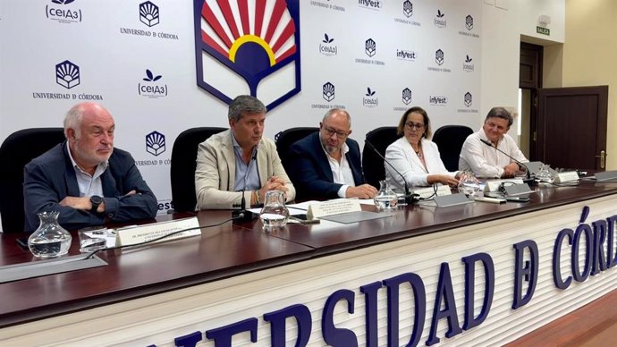 El delegado territorial de Agricultura, Pesca, Agua y Desarrollo Rural de la Junta de Andalucía en Córdoba, Francisco Acosta (segundo izquierda), en la presentación del congreso.