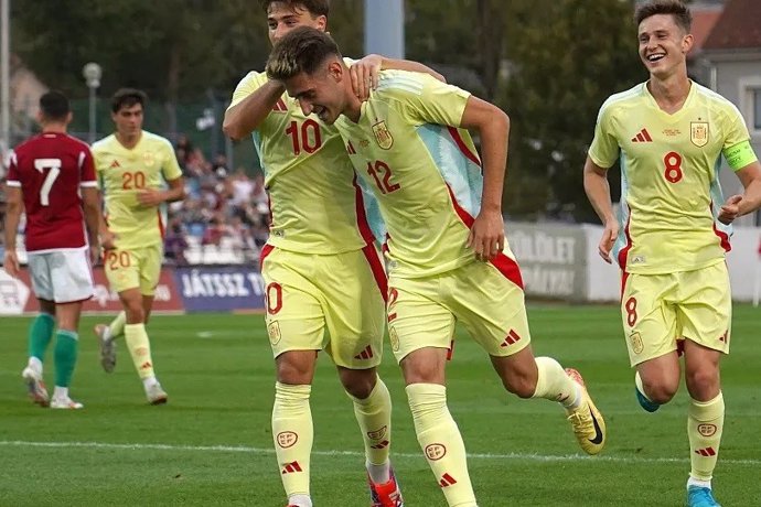 Robert Navarro celebra un gol con la selección español de fútbol sub-21.