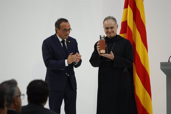 El abad Manel Gasch recoge la Medalla de Honor otorgada por el Parlament de Catalunya a la Abadía de Montserrat, a 10 de septiembre de 2024, en Barcelona, Catalunya (España). El monasterio de Montserrat recibe hoy la Medalla de Honor en categoría de oro d