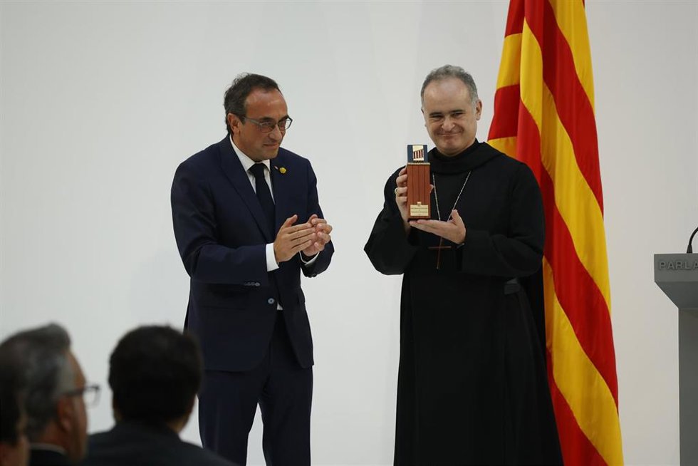 El abad Manel Gasch recoge la Medalla de Honor otorgada por el Parlament de Catalunya a la Abadía de Montserrat, a 10 de septiembre de 2024, en Barcelona, Catalunya (España). El monasterio de Montserrat recibe hoy la Medalla de Honor en categoría de oro