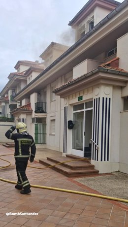 Bomberos de Santander sofocan un incendio en una vivienda en Somo