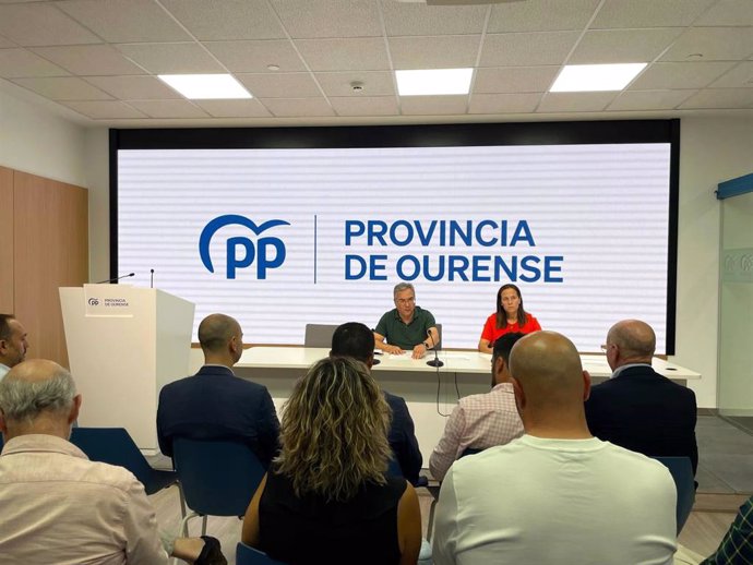 El presidente del PP de Ourense, Luis Menor, en la la constitución de las 13 vicesecretarías y de los nueve comités de trabajo que conforman el organigrama de la formación popular en Ourense