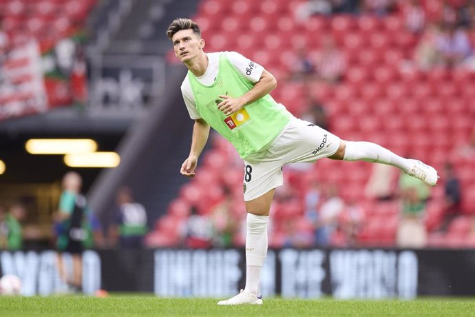 Jose Luis Garcia 'Pepelu' of Valencia CF warms up prior to the LaLiga EA Sports match between Athletic Club and Valencia CF at San Mames on August 28, 2024, in Bilbao, Spain.