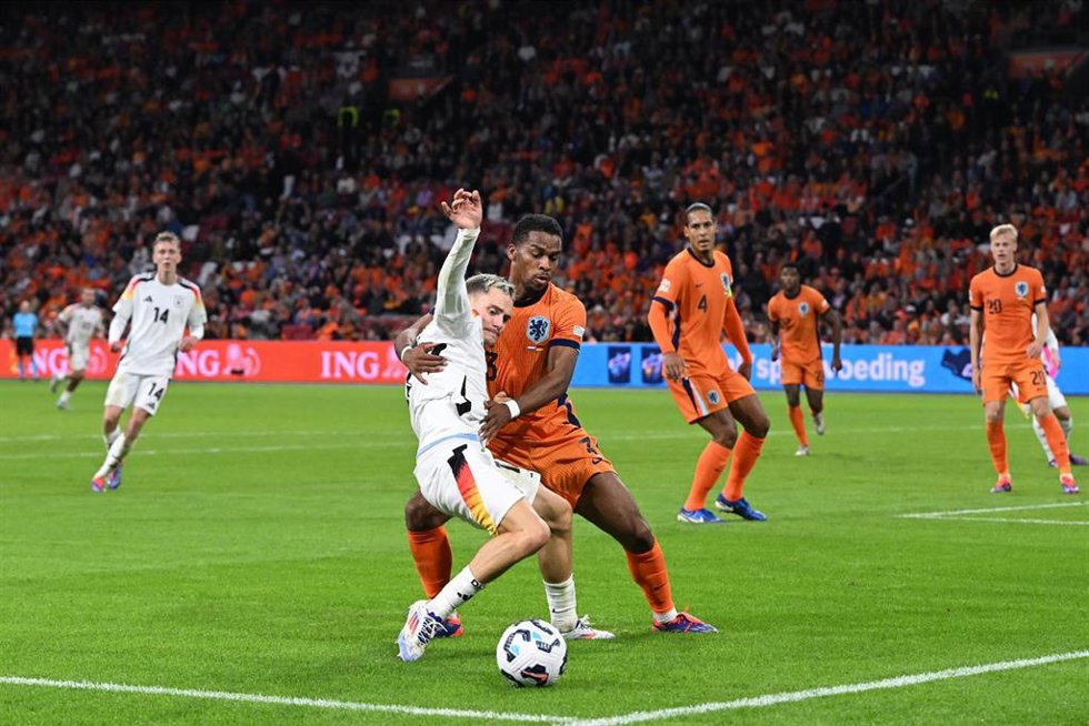 10 September 2024, Netherlands, Amsterdam: Germany's Florian Wirtz (L) and Netherlands' Jurrien Timber battle for the ball during the UEFA Nations League Group C soccer match between Netherlands and Germany at Johan Cruyff Arena. Photo: Federico Gambari
