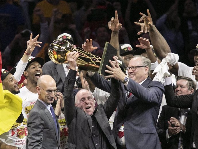 Archivo - 13 June 2019, US, Oakland: Toronto Raptors co-owner Larry Tanenbaum holds the Larry O'Brien Championship Trophy after the Toronto Raptors defeat the Golden State Warriors during Game 6 of basketball's NBA Finals at Oracle Arena. Photo: Javier Ro