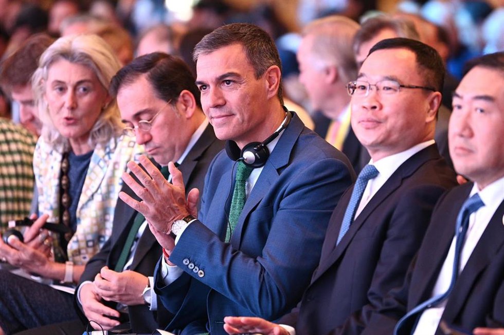 El presidente del Gobierno de España, Pedro Sánchez (c) y el alcalde de Shanghái, Gong Zheng (d), durante el Encuentro Empresarial España-China, a 10 de septiembre de 2024, en Shanghái (China).