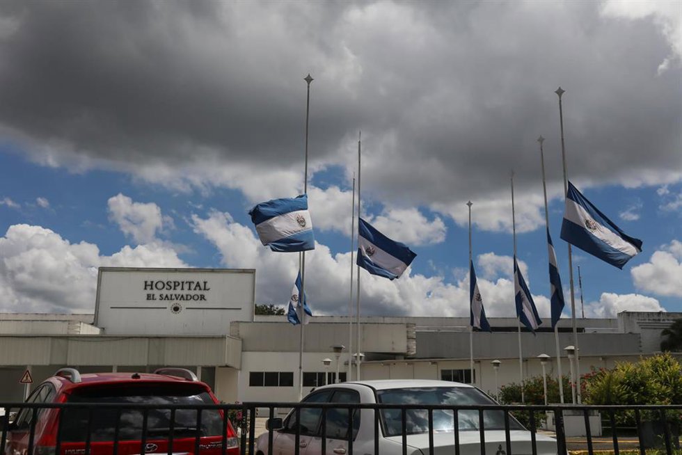 Banderas a media asta en El Salvador tras un accidente de helicóptero con nueve muertos, entre ellos el jefe de la Policía Nacional Civil, Mauricio Arriaza Chicas (archivo)