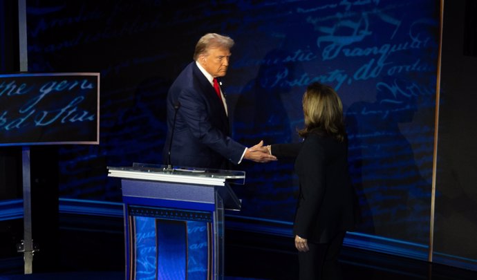 10 September 2024, US, Philadelphia: US Former President Donald Trump and US Vice President Kamala Harris shake hands on stage during the ABC News Presidential Debate. Photo: Abc/ZUMA Press Wire/dpa