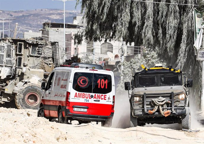 Un vehículo militar del Ejército de Israel junto a una ambulancia durante una operación en el campamento de refugiados palestinos de Nur Shams, cerca de Tulkarem, Cisjordania (archivo)