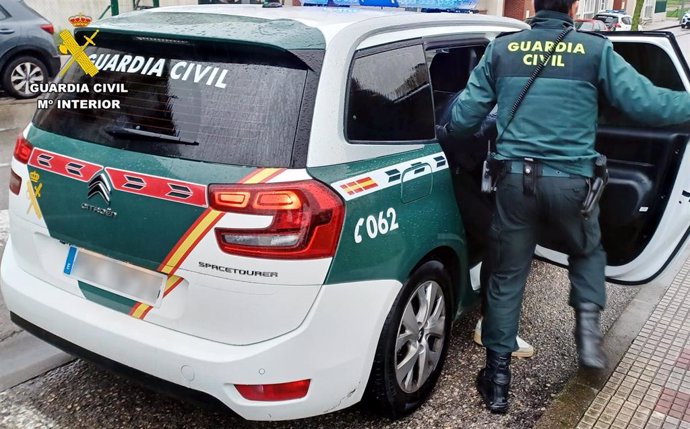 Archivo - Agentes de la Guardia Civil trasladan a un detenido.- Archivo