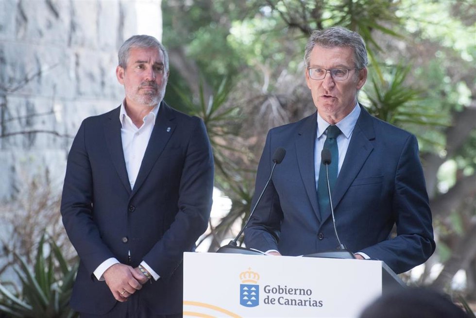 El líder de la oposición y presidente del PP, Alberto Núñez Feijóo (d);  y el presidente de Canarias, Fernando Clavijo (i), durante una rueda de prensa tras una reunión, en la sede de la Presidencia del Gobierno de Canarias, a 10 de septiembre de 2024, 