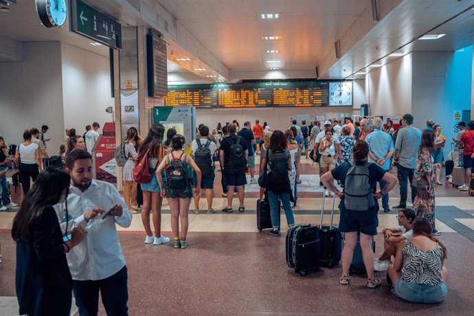 Decenas de personas en la estación de tren de Chamartín, en Madrid (España)