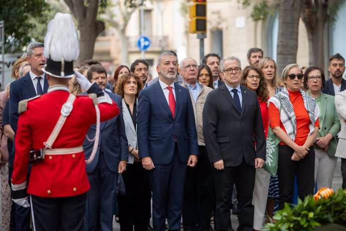 El alcalde de Barcelona, Jaume Collboni, junto a concejales en el Ayuntamiento de Barcelona de de los grupos PSC, Junts, Comuns y ERC