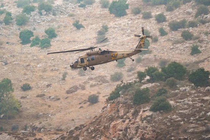 Archivo - Un helicóptero de las Fuerzas Armadas de Israel tras un ataque con proyectiles desde Líbano (archivo)