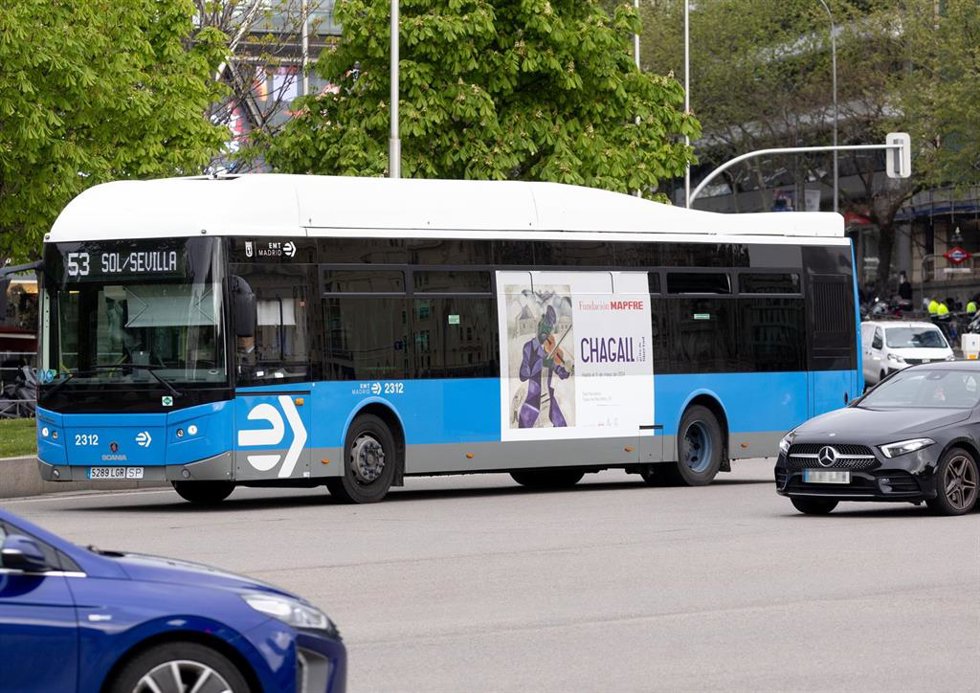 Archivo - Autobús de la línea 53 de la EMT, a 2 de abril de 2024, en Madrid (España).