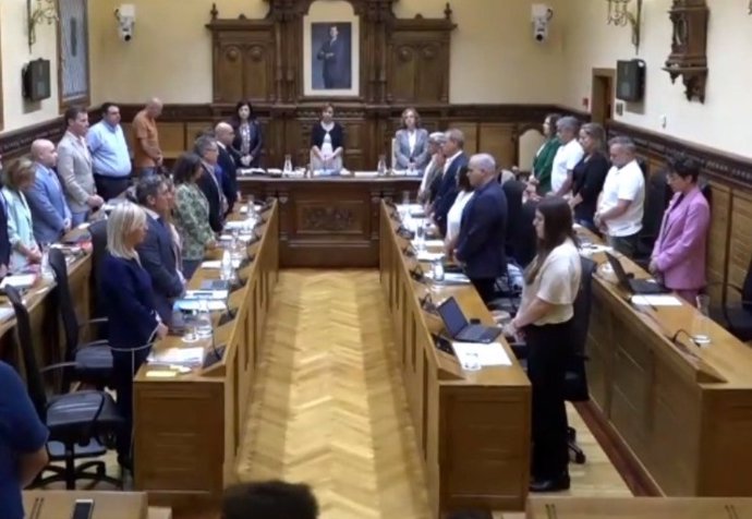 Minuto de silencio en el Pleno Municipal de Gijón en memoria de los dos trabajadores fallecidos en el accidente de El Musel ocurrido el 5 de septiembre de 2024, César Méndez Pernía y Roberto Martínez Laguno. .