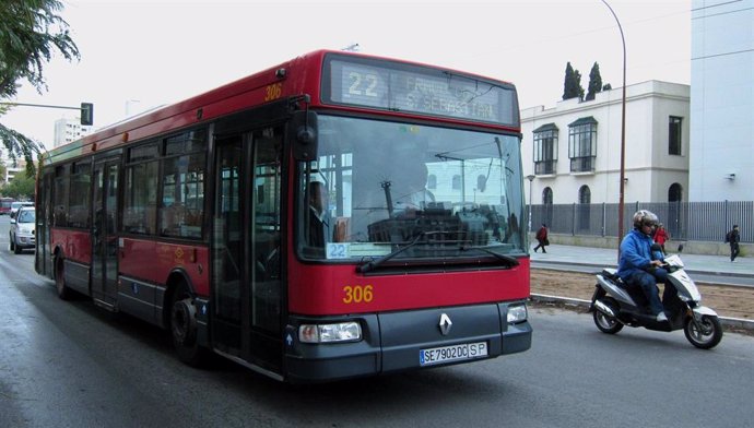 Archivo - Un autobús de Tussam. Imagen de archivo.