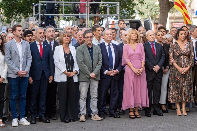 Ofrenda floral del PSC al monumento de Rafael Casanova por la Diada con Jaume Collboni, Núria Marín, Jordi Hereu, Lluïsa Moret, José Montilla y Alícia Romero, entre otros