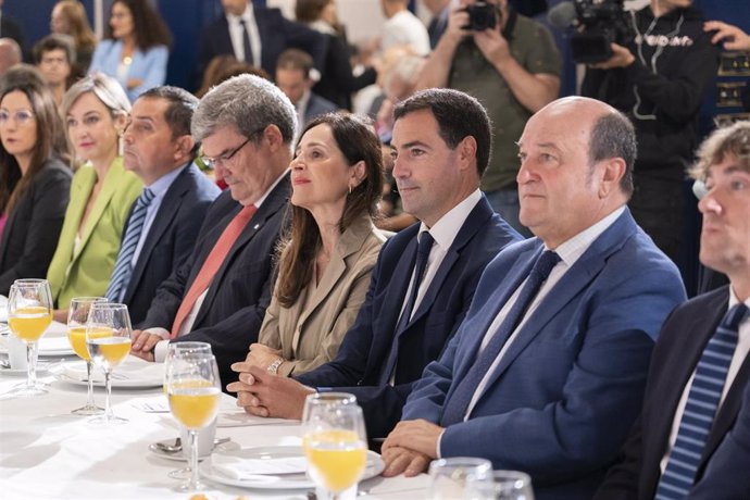 El Lehendakari, Imanol Pradales, acompañado por la presidenta del Parlamento Vasco, Bakartxo Tejeria, el presidente del PNV, Andoni Ortuzar, y el alcalde de Bilbao, Juan Mari Abuerto, durante un desayuno informativo