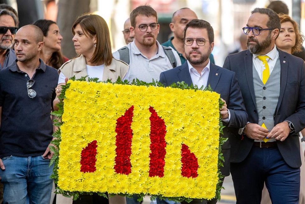 El expresidente de la Generalitat, Pere Aragons, y la secretaria general adjunta y portavoz de ERC, Marta Vilalta, en la ofrenda floral por la Diada.