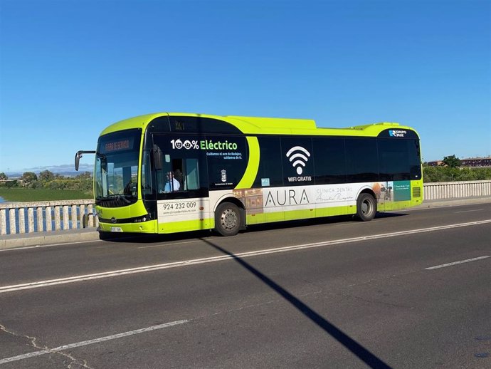 Archivo - Un autobús cruza el puente de la Universidad en Badajoz