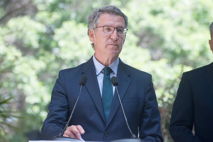 El líder de la oposición y presidente del PP, Alberto Núñez Feijóo; durante una rueda de prensa tras una reunión, en la sede de la Presidencia del Gobierno de Canarias, a 10 de septiembre de 2024, en Santa Cruz de Tenerife, Tenerife, Canarias (España). Du