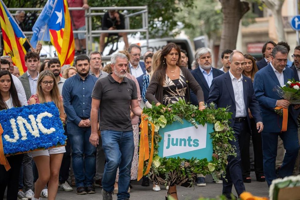 La presidenta de Junts, Laura Borrs, encabeza la ofrenda floral de su partido en el monumento de Rafael Casanova