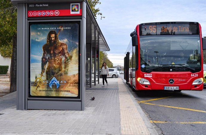 Archivo - Imagen de una parada y de un autobús de la Empresa Municipal de Transportes (EMT) de València.