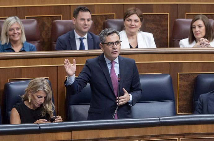 El ministro de la Presidencia, Justicia y Relaciones con las Cortes, Félix Bolaños, interviene durante una sesión de control al Gobierno, en el Congreso de los Diputados, a 11 de septiembre de 2024, en Madrid (España). 