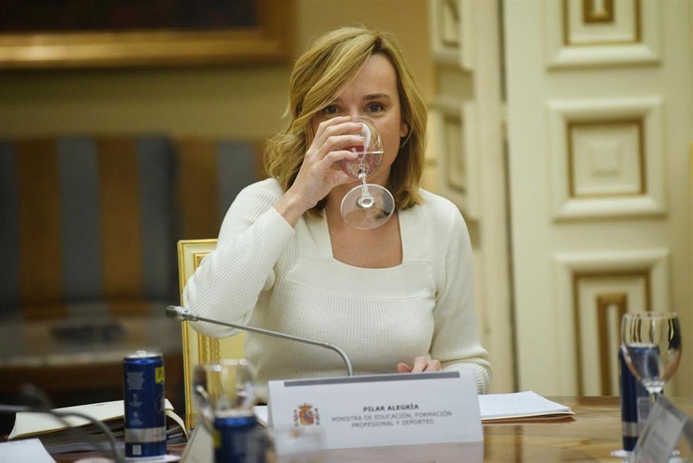 Archivo - La ministra de Educación, Formación Profesional y Deportes, Pilar Alegría, bebe agua durante una reunión con los consejeros autonómicos de Educación, en la sede del Ministerio, a 31 de enero de 2024, en Madrid (España). Durante el encuentro, h