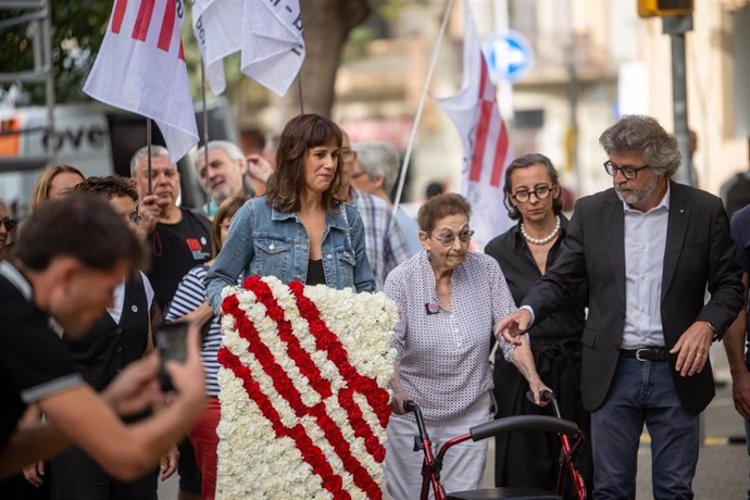 El portavoz del Consell de la República (CdRep), Toni Castellà, y la miembro del CdRep Aurora Madaula en la ofrenda floral por la Diada