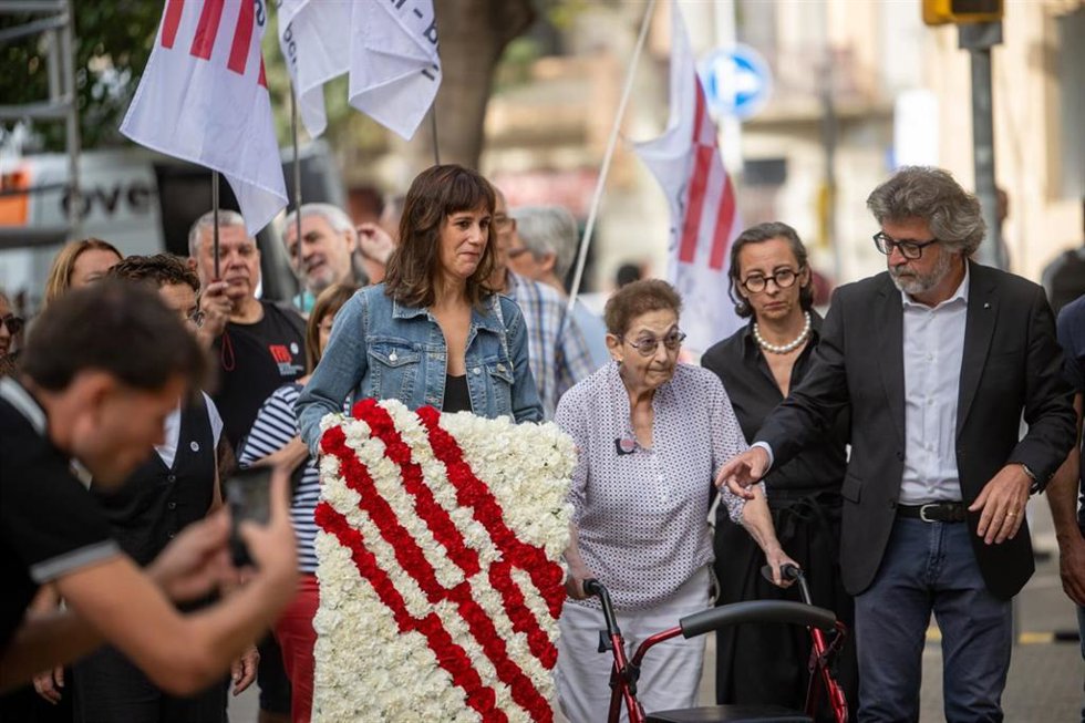 El portavoz del Consell de la República (CdRep), Toni Castell, y la miembro del CdRep Aurora Madaula en la ofrenda floral por la Diada