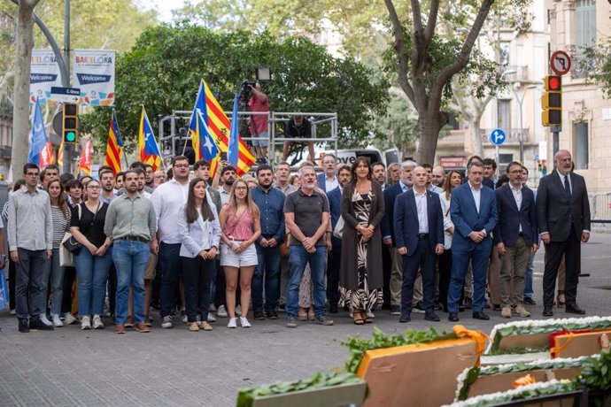 La delegación de Junts y el portavoz del PNV en el Congreso, Aitor Esteban, en la ofrenda floral por la Diada.