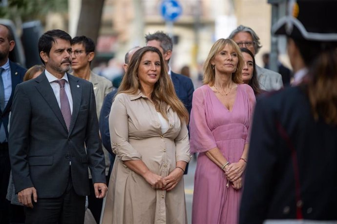 La presidenta de la Diputación de Barcelona, Lluïsa Moret, junto con los vicepresidentes Candela López y Marc Castells en la ofrenda floral por la Diada.