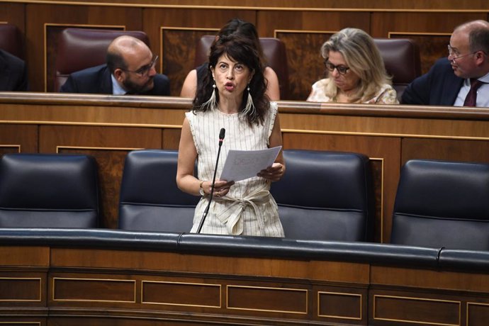 Archivo - La ministra de Igualdad, Ana Redondo, durante una sesión plenaria extraordinaria, en el Congreso de los Diputados, a 23 de julio de 2024, en Madrid (España). El Pleno del Congreso elige hoy, 23 de julio, a los diez nuevos vocales del Consejo Gen