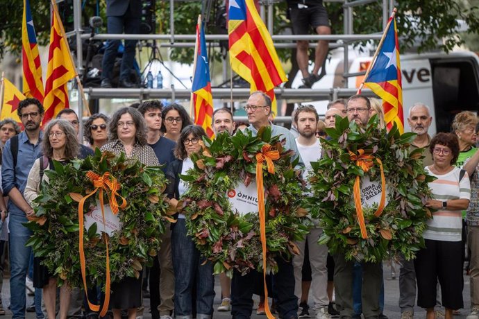 Ofrenda floral al monumento de Rafael Casanova por la Diada de Òmnium, Acció Cultural del País Valencià y Obra Cultural Balear encabezada por el presidente de Òmnium, Xavier Antich