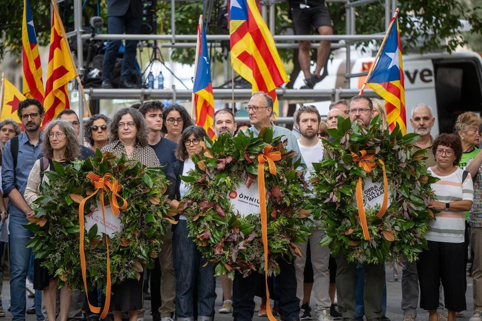 Ofrenda floral al monumento de Rafael Casanova por la Diada de mnium, Acció Cultural del País Valenci y Obra Cultural Balear encabezada por el presidente de mnium, Xavier Antich