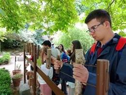 Imagen de participantes en la actividad ‘El Jardín con los cinco sentidos’.