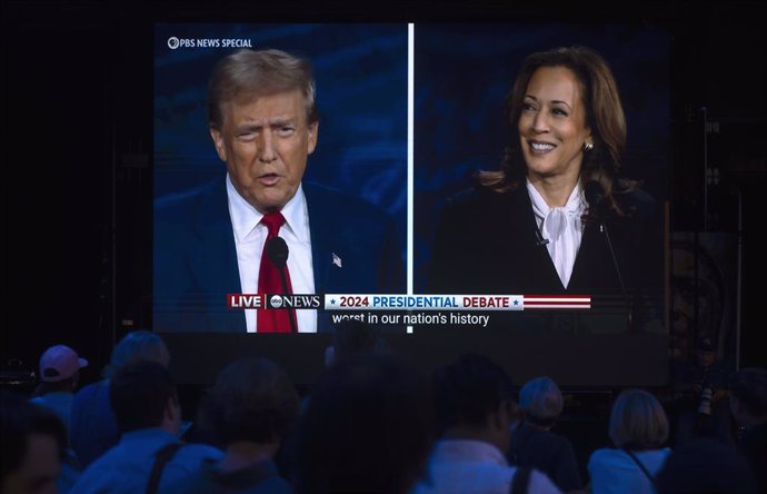 L'expresident d'EUA Donald Trump (esquerra) i la vicepresidenta del país, Kamala Harris (dreta), durant el debat presidencial