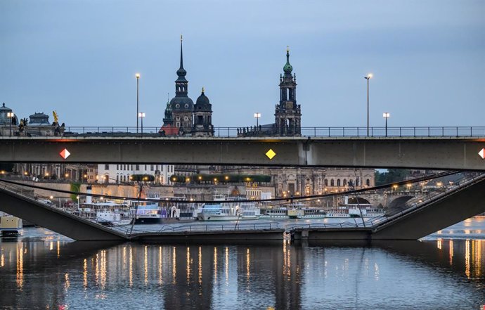 Ensulsiada parcial del pont Carola a la ciutat de Dresden, a Alemanya