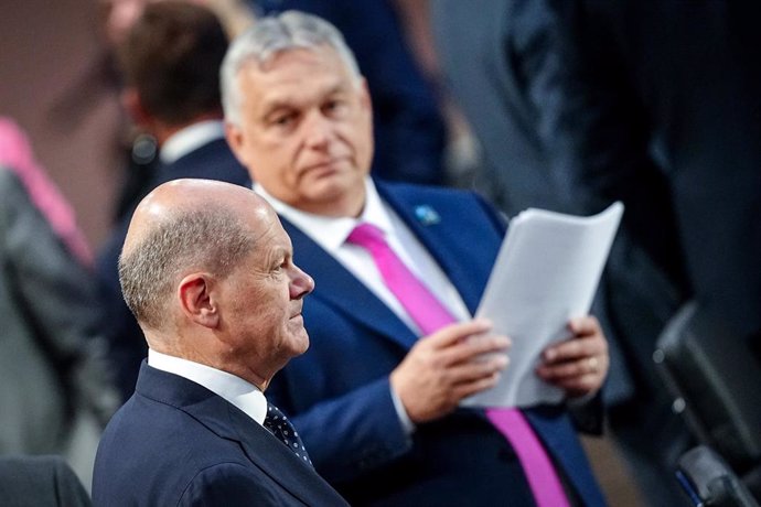 Archivo - El primer ministro de Hungría, Viktor Orbán, observa al canciller de Alemania, Olaf Scholz, durante la cumbre de líderes de la OTAN