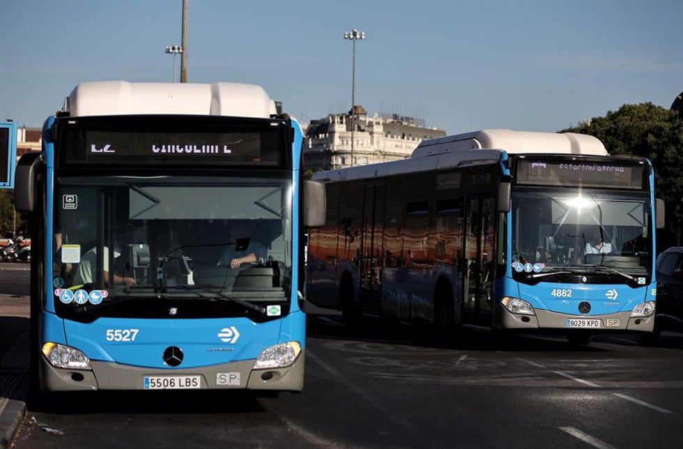 Archivo - Dos autobuses de la Empresa Municipal de Transportes madrileña (EMT)