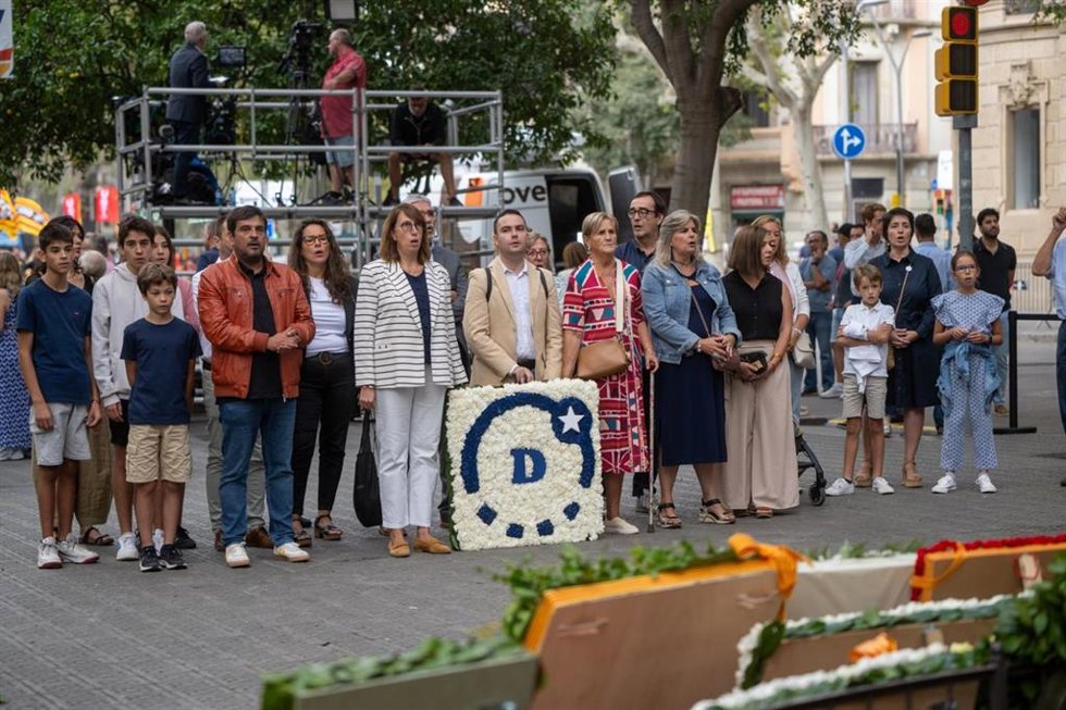 Ofrenda floral de Demcrates al monumento a Rafael Casanova por la Diada con la portavoz de la formación, Assumpció Lalla, y la expresidenta del Parlament Núria de Gispert, entre otros.